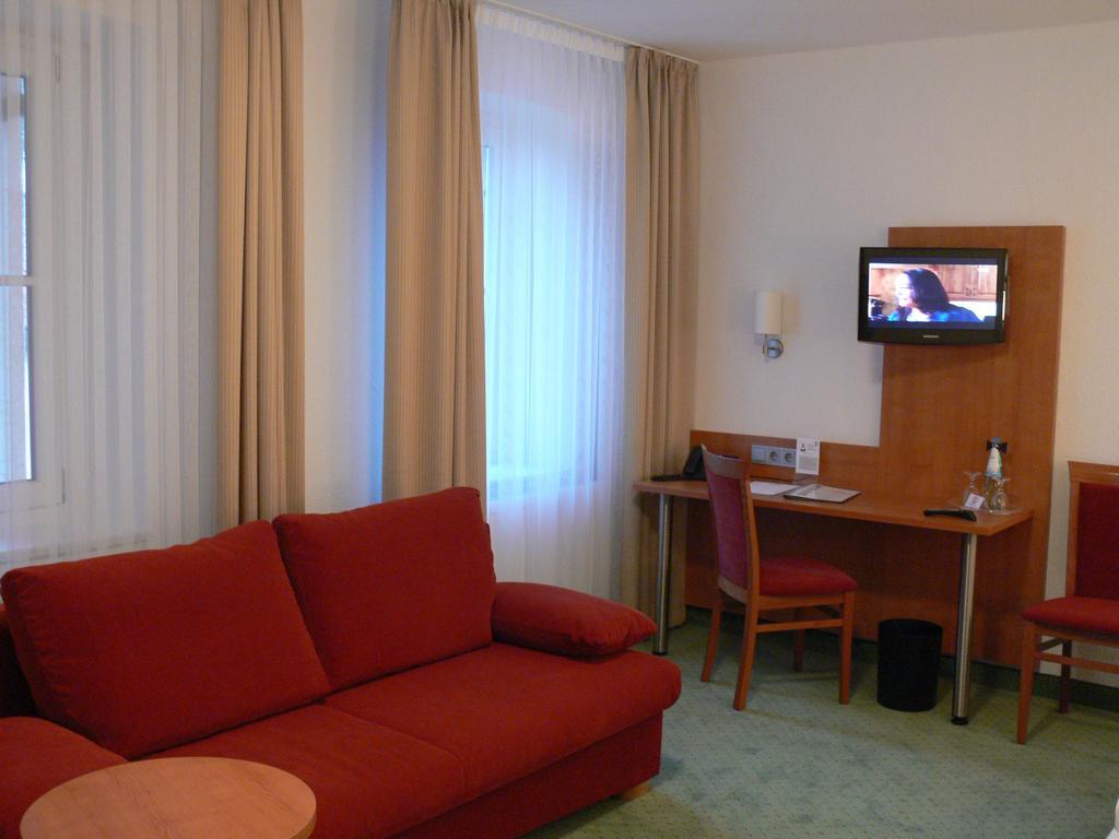 Hotel-Restaurant Roter Ochsen Lauchheim Экстерьер фото